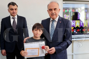 Vali Erol, ��rencilerin karne heyecan�n� payla�t�